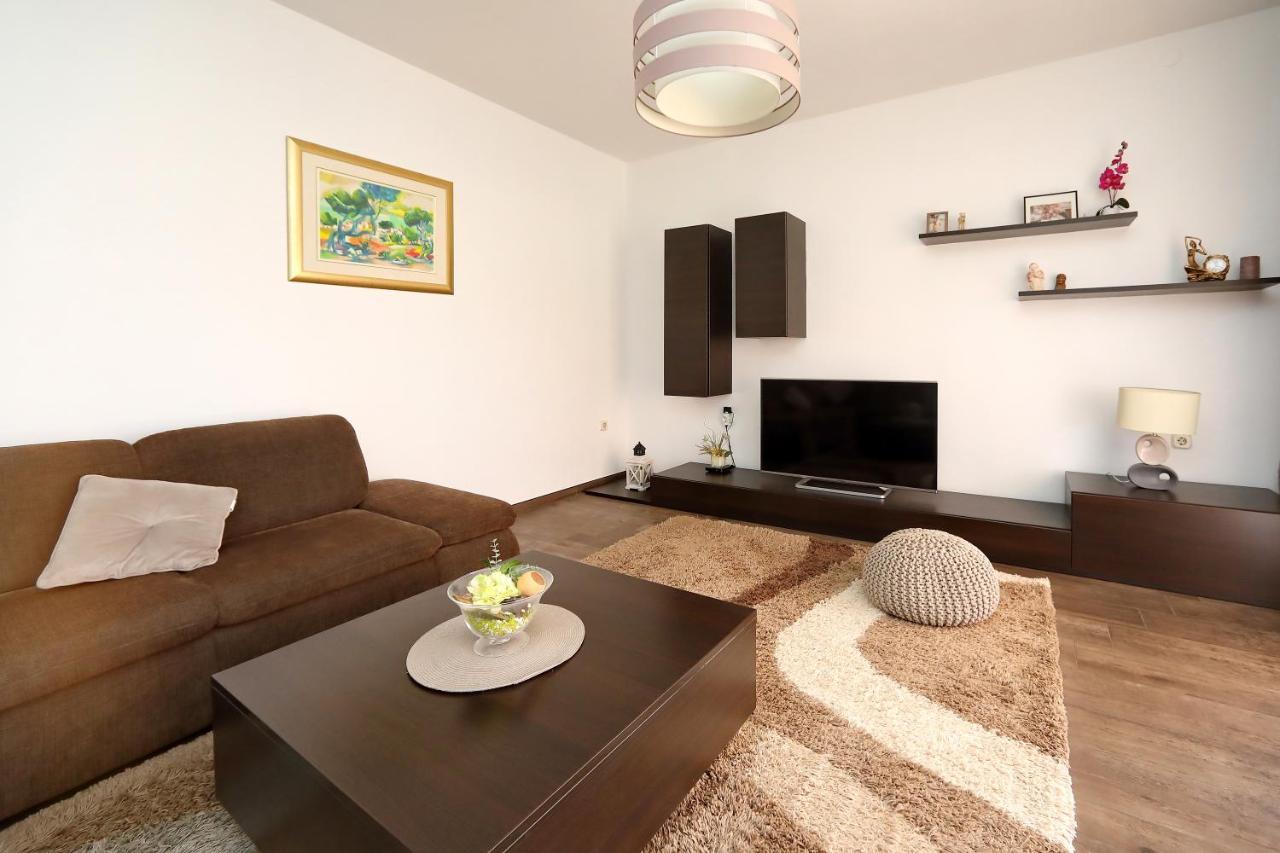 Apartments Adrian ビビニェ エクステリア 写真